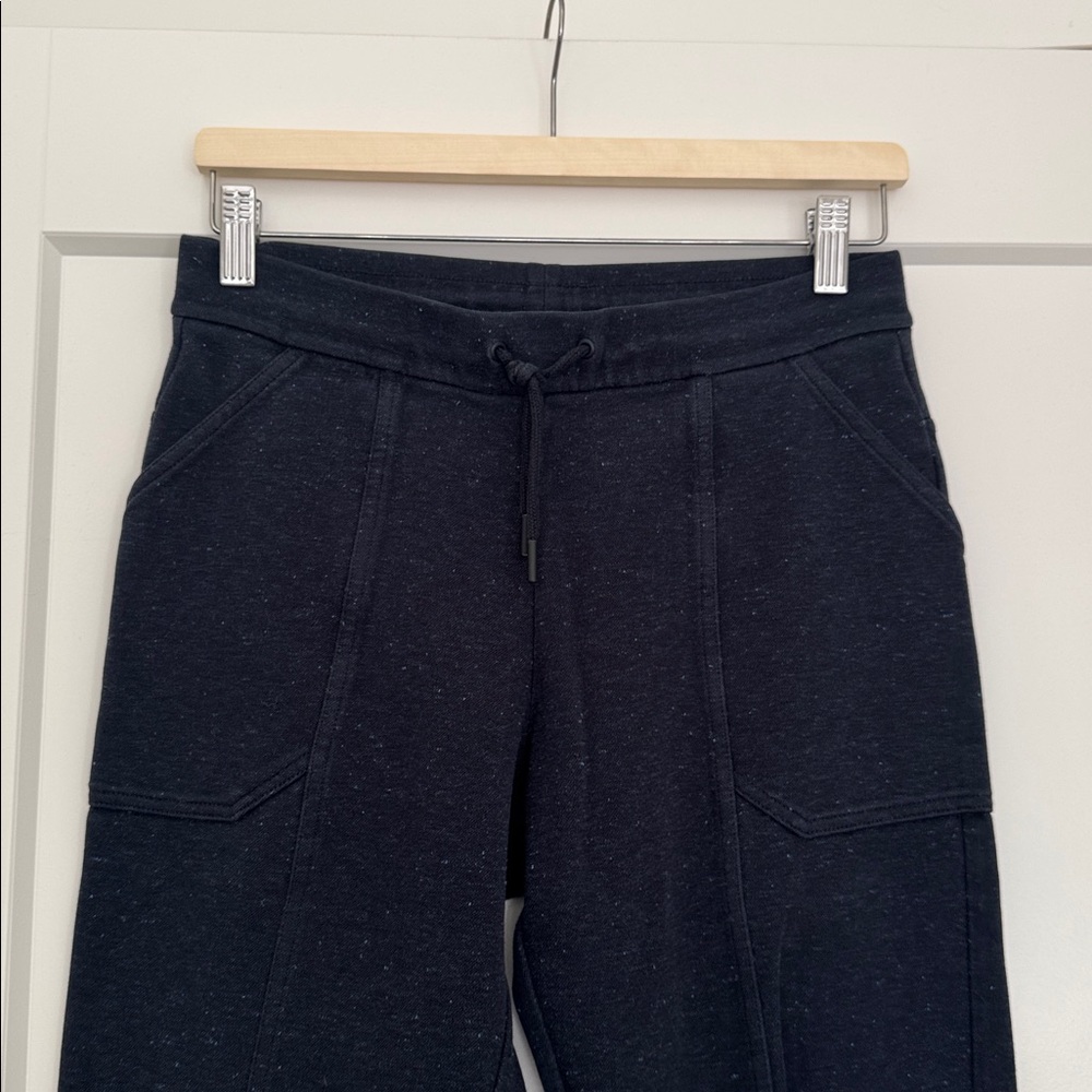 Club Monaco Men’s structured sweatpants in heathered navy blue